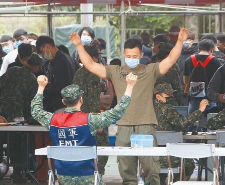 為強化後備戰力，國防部推動14天新制教育召集，首梯次受召集人員5日8時起自行前往戰術位置（山腳國小）報到，受召員報到須由醫檢人員檢視活動力項目。(陳怡誠攝)