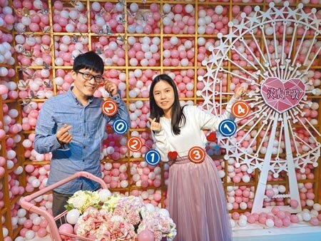台灣近10年結婚登記對數逐年遞減,受到疫情影響,去年續降至11萬4606對,創下近10年來新低。圖為3月14日是諧音「一生一世」的白色情人節,淡水戶政事務所打造浪漫「粉紅泡泡」背板,為前來登記結婚的新人獻上祝福。(本報資料照片)
