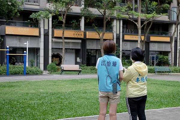 新北市議員江怡臻與里長李培鈺在兒三公園現場會勘。圖/新北市議員江怡臻提供