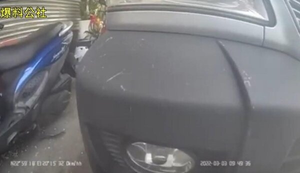 台南市有民眾今在網路論壇貼文投訴，前天停在仁德區家門口的車子莫名其妙被其他車輛衝撞，調閱行車記錄器畫面才發現竟然是隔壁鄰居幹的。圖／爆料公社