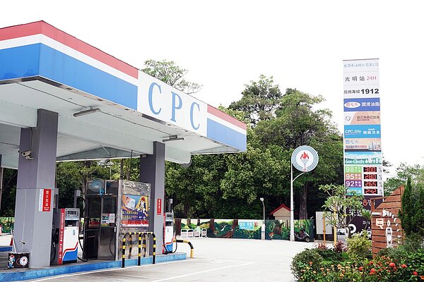 中油宣布明（7日）汽、柴油各調漲0.6元。圖／中油提供