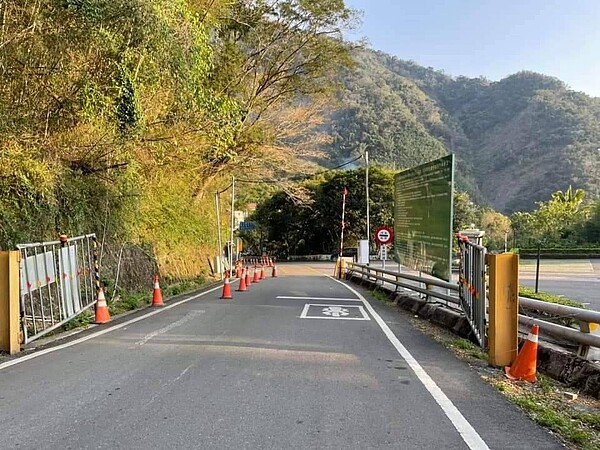 南橫公路歷經12年修復目前持續施工中，預計天池至向陽段有望在今年4月底有條件通車。圖／甲仙工務段提供