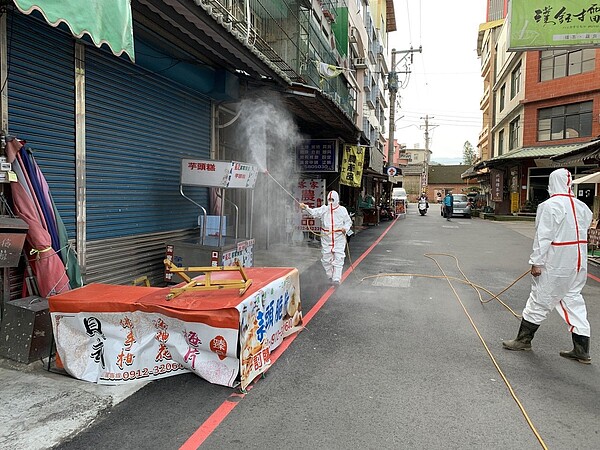 衛生局派員前往北埔老街進行清消,目前已採檢超過200人。記者巫鴻瑋/翻攝