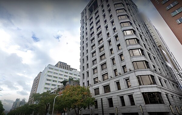 北市博愛特區高價宅「皇翔紫鼎」去(2021)年7月成交5樓物件,單、總價雙雙創下社區新低;而隔壁的住商大樓「敦年凱旋大道」,去年5月交易的9樓戶,賠售900萬元,同路段上的兩社區都陷窘況。圖/google map