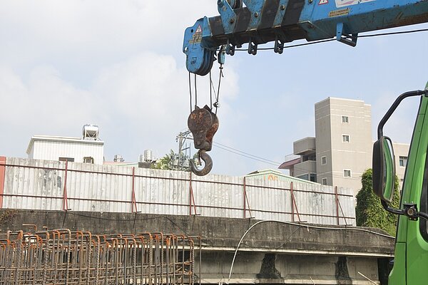 吊鉤妨脫落裝置失效。圖/台中市勞工局提供