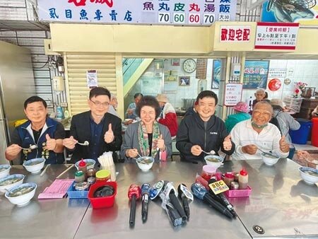 
監察院長陳菊（中）6日南下旗津，先到當地著名廟宇「旗津天后宮」祈福，隨後到小吃店享用早餐，希望找回旗津觀光人潮。（洪浩軒攝）
