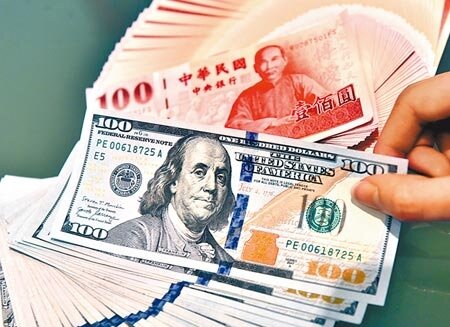避險當道,銀行瞄準美元推出優利方案吸金。圖∕本報資料照片
