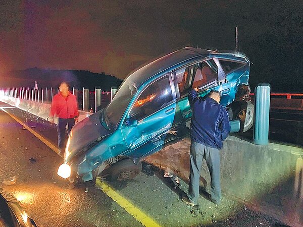 國道3號後龍路段南下126公里處，6日清晨發生4車連環追撞事故，釀成1死3傷，車輛還因撞擊力道猛烈，卡在分隔島上。（翻攝照片／李京昇苗栗傳真）