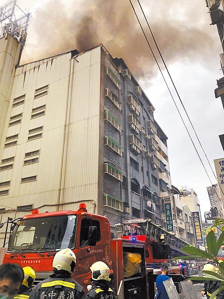 台中市中區興中街1棟大樓6日下午發生火警，有3人因不耐火場高溫，站在6樓遮雨棚待救，其中1名男子不幸墜落受傷。圖／台中市消防局、爆料網提供