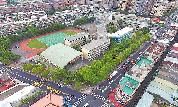 新北市「銀新未來城」因受到缺工缺料、疫情影響流標,市府預計下半年啟動第2次招商。圖為三重碧華國中舊址。(新北市衛生局提供/葉德正新北傳真)