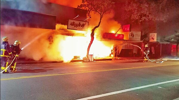 宜蘭市復興路一處4間連棟鐵皮屋6日清晨發生火警,所幸未造成人員傷亡。圖/宜蘭縣消防局提供