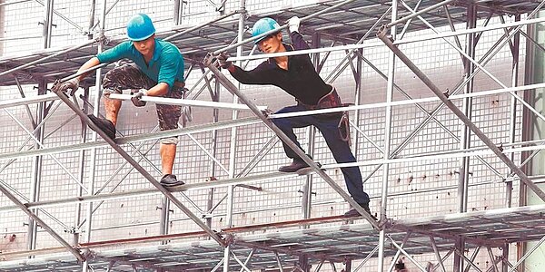 營造業全台搶不到工、搶不到料、也沒有機具,營造公會將上書總統蔡英文請命,盼能成立任務編組的「專案小組」以解營造業當前面臨的難題。圖/中時電子報資料照片