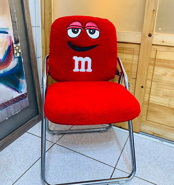 網友利用不穿的毛衣將舊椅子改造成獨一無二的造型。圖/取自臉書社團《佈置藏在生活裡》