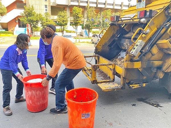 回收茶葉渣。圖/嘉義市政府提供