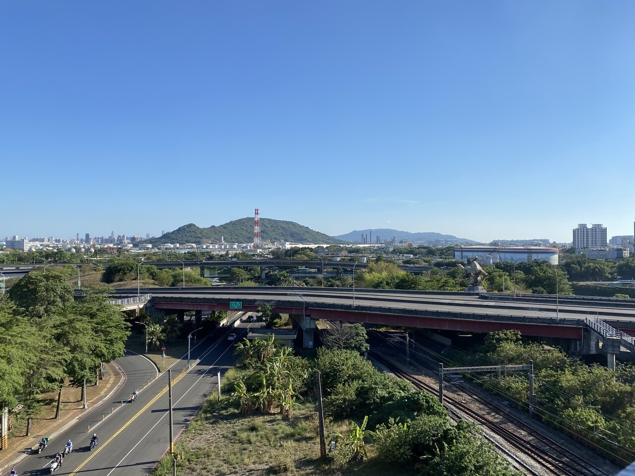 有「楠梓百慕達」之稱的楠梓區楠陽陸橋，因匝道、環道聯通交錯，經常有騎士迷路、誤闖。記者陳弘逸／攝影 