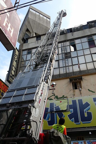 6日台中市興中街大樓火警再次引發社會關注公共安全問題,雲林縣政府7日全面稽查10樓以上大樓逃生動線、消防設備等有無違規。圖/雲林縣政府提供