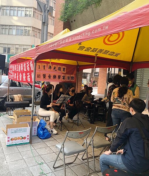 光復里婦女節活動除了表揚傑出女性之外,還搭配音樂演奏、跳蚤市場。圖/永慶房產提供