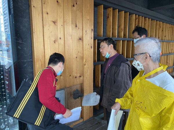 台南市消防人員前往租套房大樓展開消防安檢。記者黃宣翰／翻攝