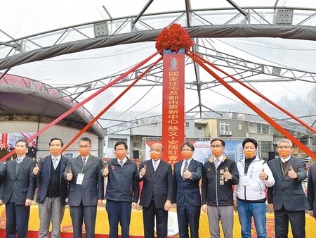 
國家住都中心在桃園興建的首座社會住宅「慈文安居」，7日由閣揆蘇貞昌、桃園市長鄭文燦等人持鏟動土，預計2024年竣工，提供300戶，其中3成保留給軍職人員。（蔡依珍攝）
