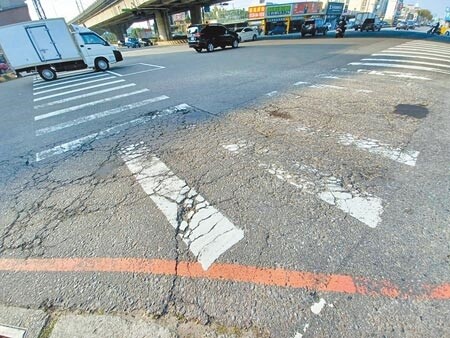 
台66線平面道路平鎮路段道路坑洞破損，民眾抱怨連連。（呂筱蟬攝）
