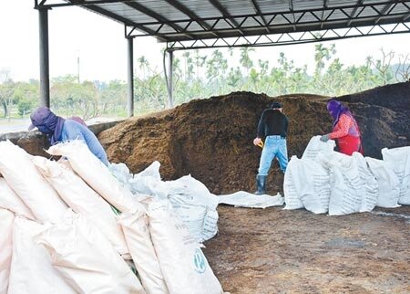 屏東縣萬巒鄉公所媒合農業及畜牧業,透過將沼渣裝袋分送作為農友肥分,同時解決畜牧廢棄物問題。(林和生攝)