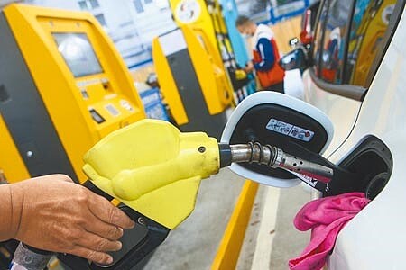 因應油價波動劇烈,中油加大油價平穩吸收漲幅至50%,不過7日凌晨零時起,汽、柴油仍各調漲新台幣0.6元。消費者在周日傍晚日,前往加油站自助加油。(鄧博仁攝)