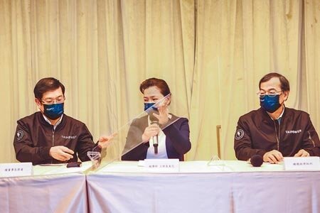 303全台大停電事件,台電公司董事長楊偉甫(左)、總經理鍾炳利(右)請辭獲准,經濟部長王美花(中)被留任。圖為日前3人前往台電大樓說明供電恢復狀況。(本報資料照片)