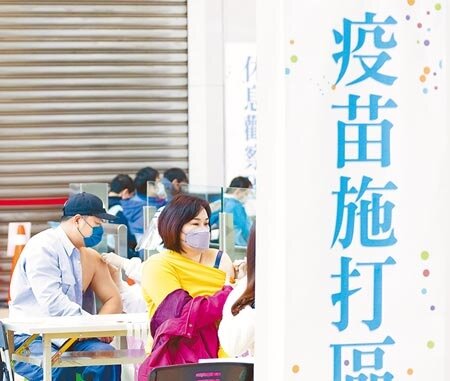 最後一批由民間團體捐贈的BNT疫苗約48萬劑,將於3月23日到期,兩周後一旦打不完,將成為第一批銷毀的疫苗。圖為打疫苗民眾。(本報資料照片)