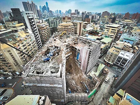 城中城原本為12樓高建物,目前已拆至8樓,契約規定7月完工,但市府預計在4月底前拆除完畢。(袁庭堯攝)