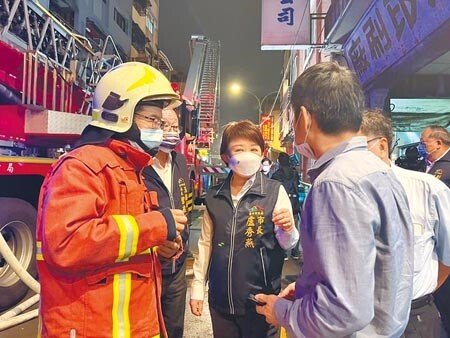 台中市中區興中街一棟地上7層、地下一樓的住宅大樓,6日發生火警造成嚴重死傷,藍綠議員均要求市府於下周臨時會提出這次火災的完整報告,圖為6日晚,市長盧秀燕晚間趕赴大樓火災現場關心災情。(本報資料照片)