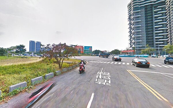 劉姓男子載友人行經高雄市橋頭區經武路時,因道路縮減,不慎撞上路旁水泥墩翻車受傷,劉男怒提國賠求償45萬元。高雄地院法官認為,「道路縮減」非屬公共設施設置或管理問題,騎士應自行注意,駁回劉男之訴,可上訴。(取自GoogleMap/袁庭堯高雄傳真)