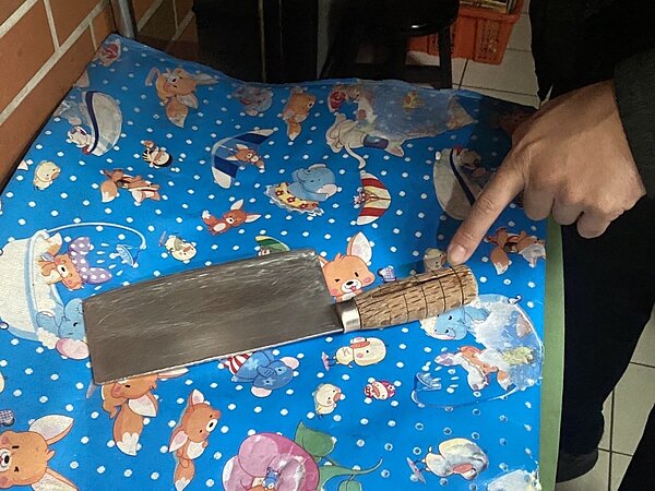 60多歲婦人將菜刀晾在7樓陽台,不慎自孔隙掉落,幸好沒有人因此受傷。圖/記者楊湛華翻攝