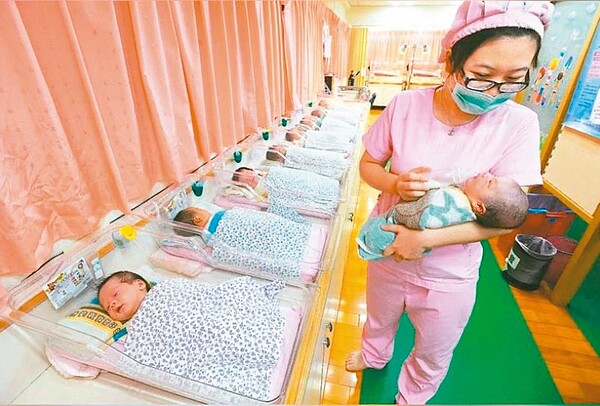 北市少子化、脫北潮嚴重,市長柯文哲表示,台北市恐提前至3月分、人口降至250萬人以下。圖/聯合資料照