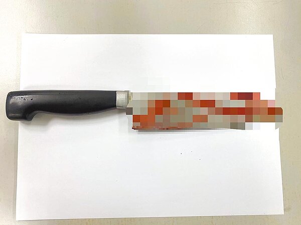 35歲劉姓男子6日在新北市新店區住處內持水果刀砍殺阿姨,幸好阿姨有棉被抵禦。(翻攝畫面/葉書宏新北傳真)