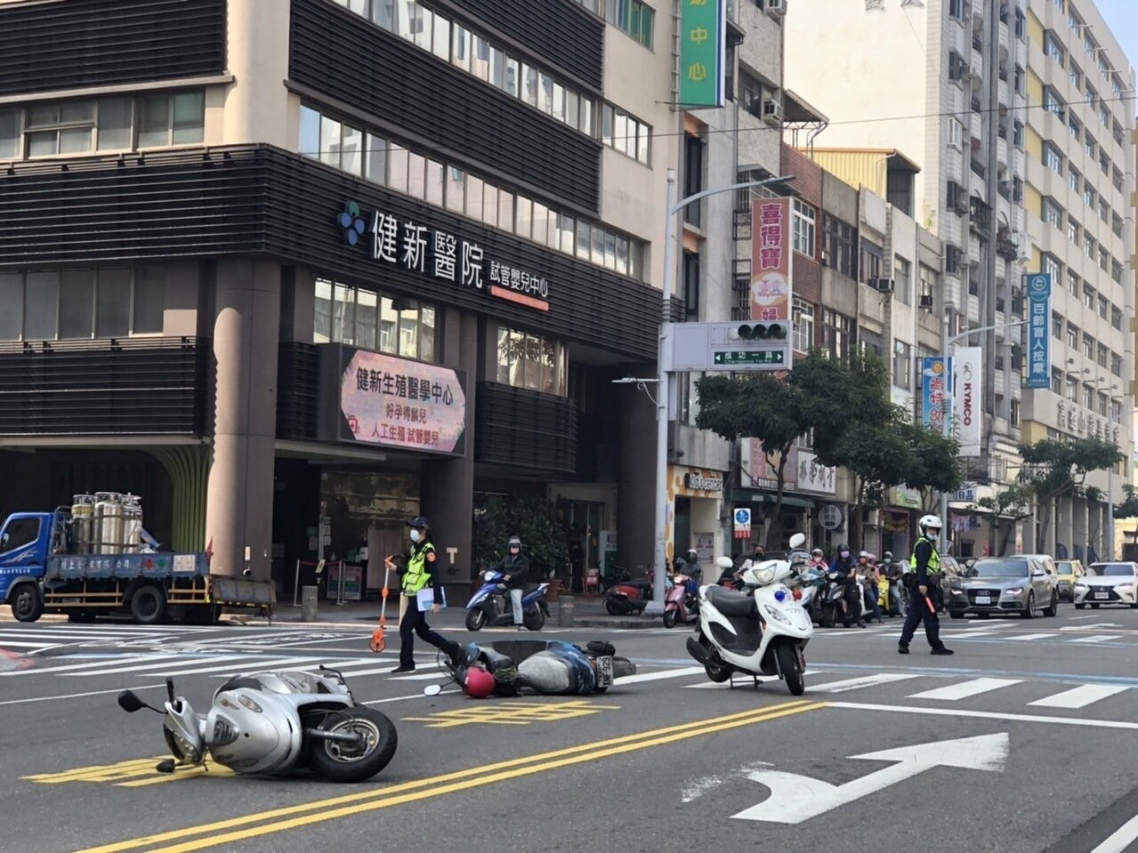 303大停電造成街頭交通號誌停擺，高雄警方第一時間趕到各路口交通指揮，仍發生多起車禍事故。圖／聯合資料照片