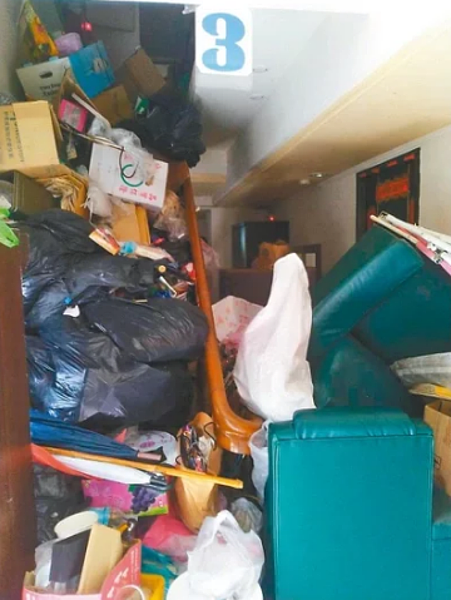 莊姓女房東將雜物堆滿屋,阻礙樓梯等出入口。圖/民眾提供