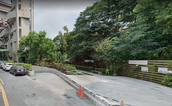 新北市政府養工處透過「新北美樂地」專案,成功將五股區水碓三路上的一處閒置市有土地打造為約0.2公頃的停車場空間。圖/新北工務局提供