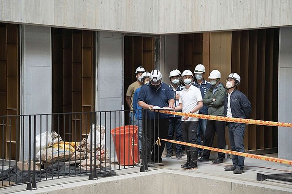 市長林智堅視察新建大坪頂第四座納骨塔「永恆之丘」，市府將規畫納骨塔藝術展，預計在清明連假登場。圖／新竹市政府提供