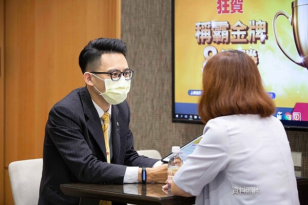 永慶房屋提供業務新人前九個月每月五萬的收入保障,該項收入保障不需綁約、不會巧立名目苛扣、也不須爆肝工作。圖/永慶房產集團提供