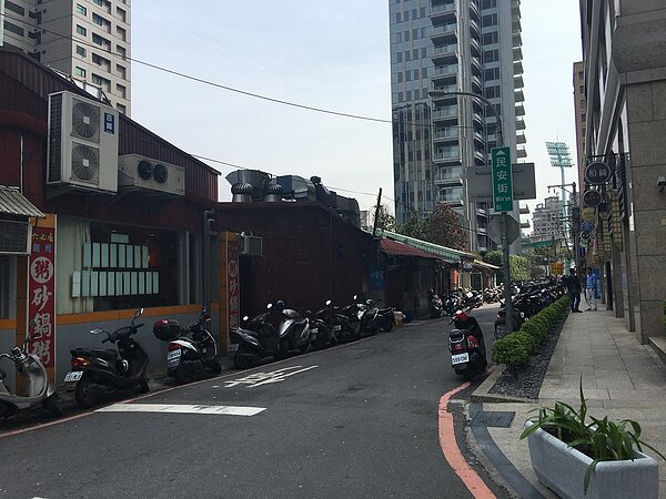 板橋中山段598-46地號都更案於今年111年3月執行拆除作業，預計於113年4月完工。圖／新北市政府提供