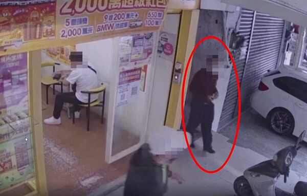 謝姓慣竊從防火巷快步離開的身影,被監視器錄下。記者林昭彰/翻攝