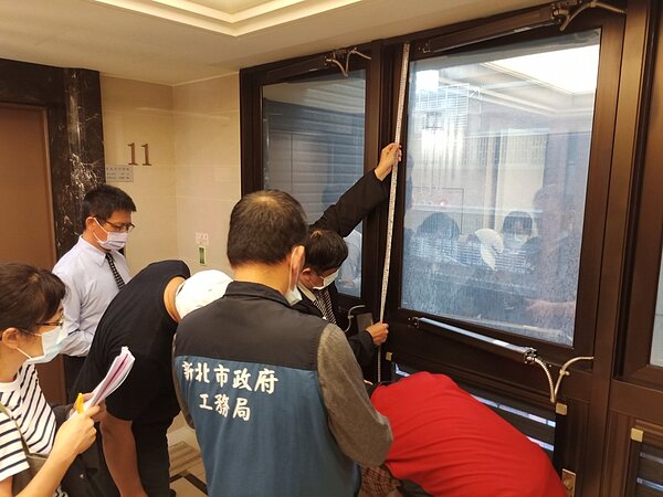 新北市政府自110年推出「安居計畫」,跨局處整合工務局建管知識及法制局消費者保護專業,協助社區釐清公共設施點交爭議權責。圖/新北工務局提供