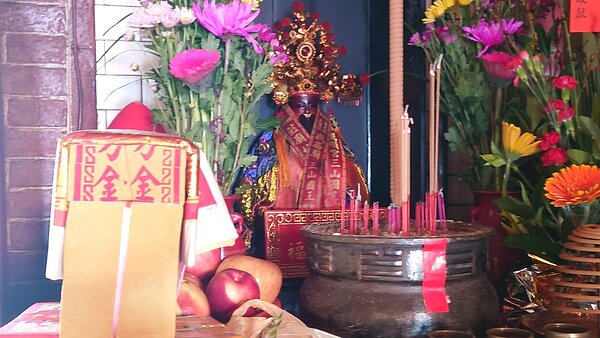 有些信徒會把供品放在神桌上,先去辦完別的事情才回來拿取。記者簡慧珍資料照片