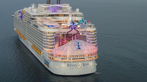 海洋奇觀號重達236,857,000公斤,內有19個游泳池、20間餐廳、11間酒吧、溜冰場、賭場,甚至還有種植2萬株植物和樹木的中央公園。圖/翻攝自YOUTUBE