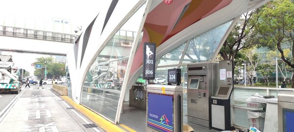 台灣大道專用道熱點站候車服務燈8日啟用。圖／台中市政府提供
