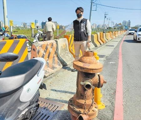 台中市議員羅廷瑋表示,南區建國北路這處消防栓妨礙交通,「霸道」影響用路人安全。(盧金足攝)