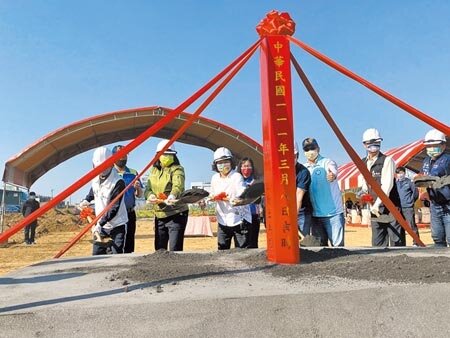 嘉義市長黃敏惠(左三)、立委王美惠及多位議員為湖美棒球場動土。(廖素慧攝)