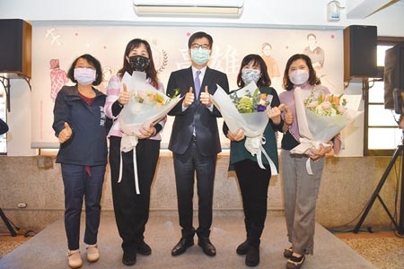 
昨天是38婦女節，高雄市長陳其邁（中）致贈花束給醫護女力代表，感謝她們在防疫工作的辛苦投入。（林雅惠攝）
