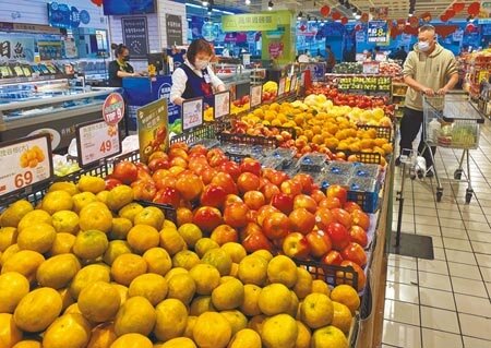 主計總處公布17項重要民生物資中,雞蛋2月漲幅29.1%最為顯著,麵粉漲5.77%、漲幅創122個月新高,外食費年增率達4.8%,創13年新高。圖為近期各項民生物資上漲,民眾薪資追不上物價上漲的幅度。(陳君瑋攝)