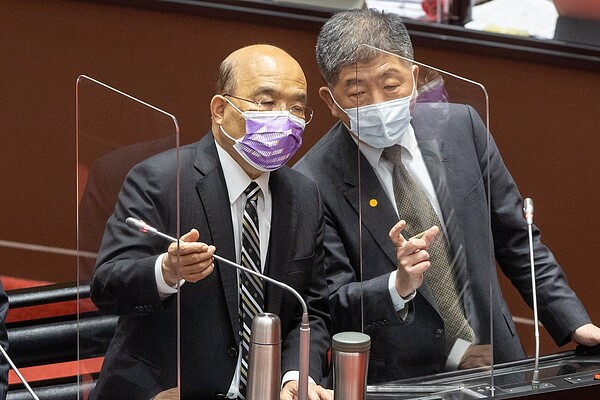 行政院長蘇貞昌(左)及衛福部長陳時中(右)在立法院總質詢。記者季相儒/攝影